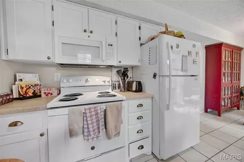 Kitchen - 15420 Talbot Ln, Saint Robert, MO 65584 photo 1 of 6
