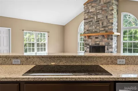 Kitchen - 15774 Cox Rd, Wright City, MO 63390 photo 6 of 7