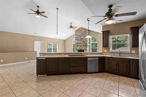 Kitchen - 15774 Cox Rd, Wright City, MO 63390 photo 3 of 7