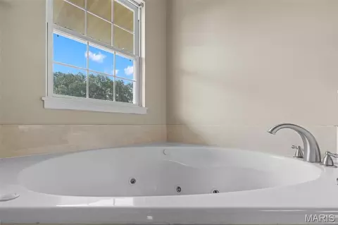 Bath - 15774 Cox Rd, Wright City, MO 63390 photo 3 of 7