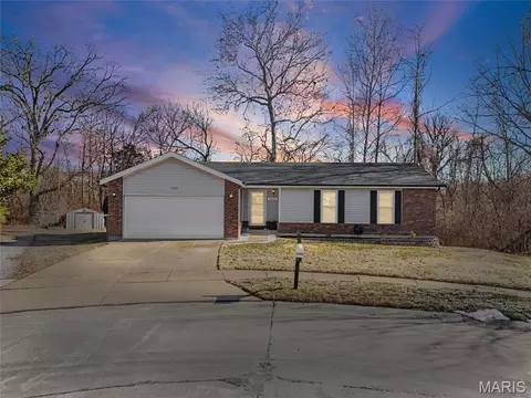 4200 Meadowgreen Trails Dr, Saint Louis, MO 63129