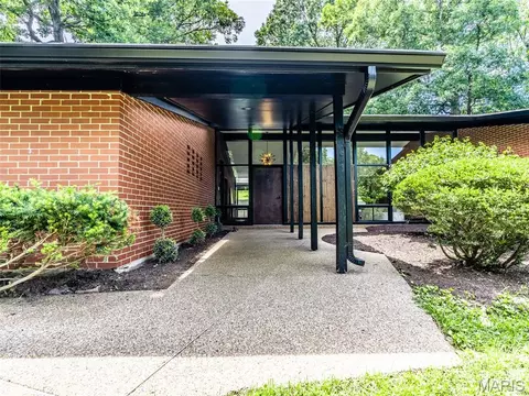 28 Black Oak Dr, Sunset Hills, MO 63127