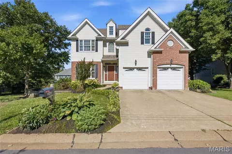 2143 Oak Dr, Saint Louis, MO 63131