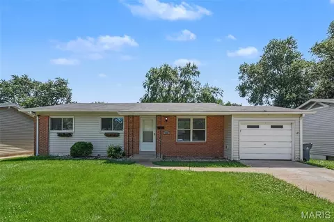 566 Candle Light Ln, Hazelwood, MO 63042