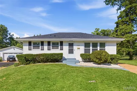 195 Eldorado Dr, Florissant, MO 63031