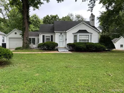 13 Cambridge Dr, Belleville, IL 62226