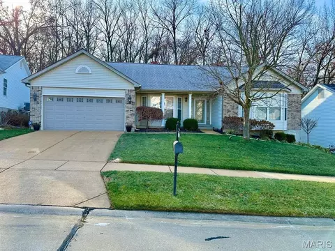 3071 Crystal Lake Dr, Saint Louis, MO 63129