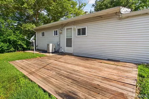 Exterior - 200 Hillcrest Blvd, Ballwin, MO 63021 photo 4 of 9