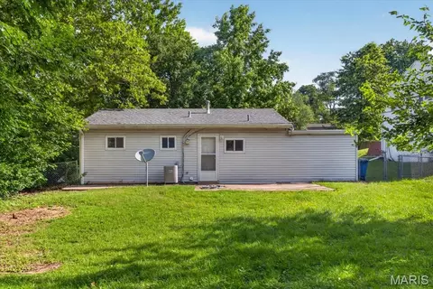 Exterior - 200 Hillcrest Blvd, Ballwin, MO 63021 photo 3 of 9