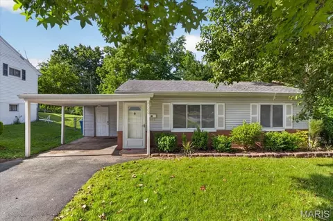 200 Hillcrest Blvd, Ballwin, MO 63021
