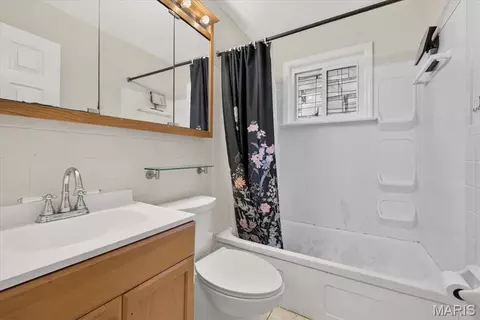 Bath - 200 Hillcrest Blvd, Ballwin, MO 63021 photo 1 of 1