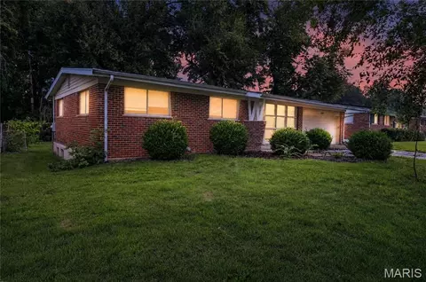2365 Hallwood Dr, Saint Louis, MO 63136