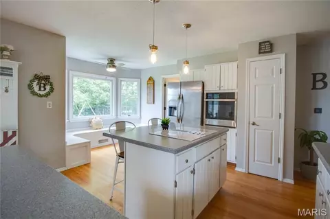 Kitchen - 24 Islander Dr, Brighton, IL 62012 photo 2 of 4