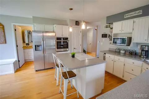 Kitchen - 24 Islander Dr, Brighton, IL 62012 photo 3 of 4