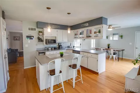 Kitchen - 24 Islander Dr, Brighton, IL 62012 photo 1 of 4