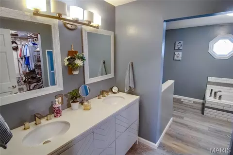Bath - 24 Islander Dr, Brighton, IL 62012 photo 4 of 8