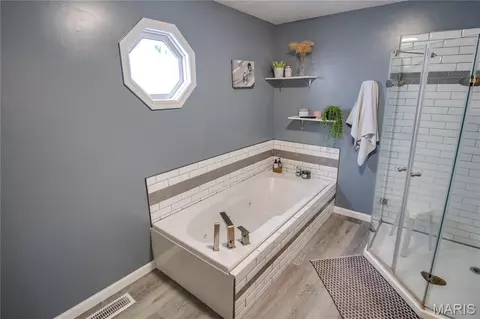 Bath - 24 Islander Dr, Brighton, IL 62012 photo 6 of 8