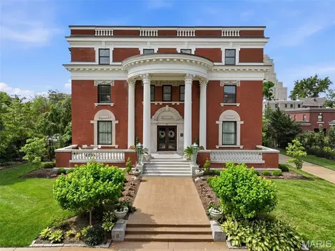 2 Hortense Pl, Saint Louis, MO 63108