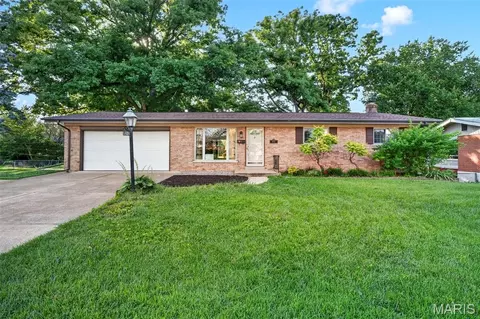 10121 Pinehurst Dr, Saint Louis, MO 63114