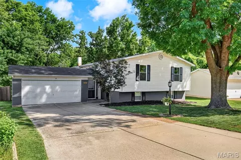 18 Roland Ln, Saint Peters, MO 63376