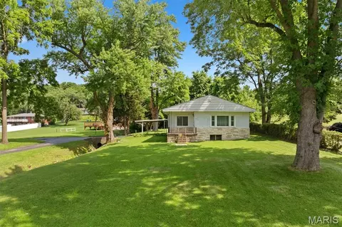551 Woodland Ave, Wood River, IL 62095