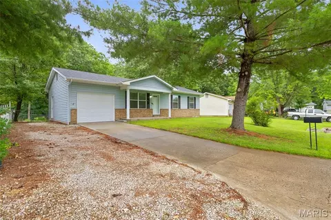 2210 Columbus Cir, Warrenton, MO 63383