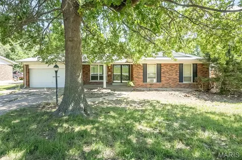 3705 Seville Dr, Florissant, MO 63033