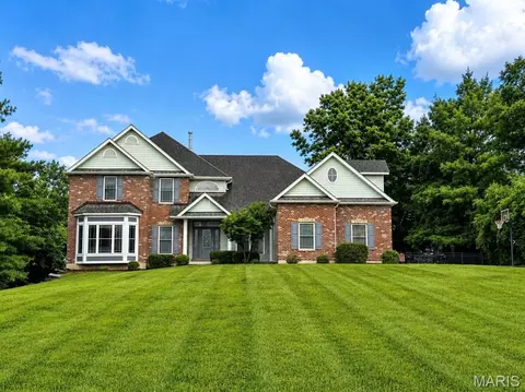 335 Summit Rd, Fenton, MO 63026