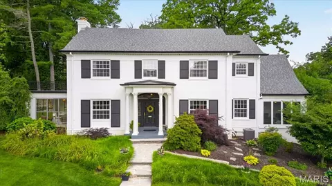 465 Sherwood Dr, Webster Groves, MO 63119