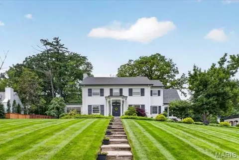 465 Sherwood Dr, Webster Groves, MO 63119