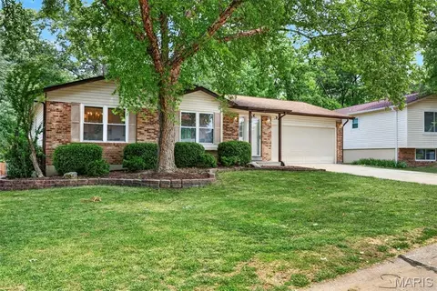68 Sunny View Dr, Saint Peters, MO 63376