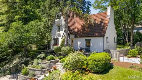 149 Valley Rd, Webster Groves, MO 63119