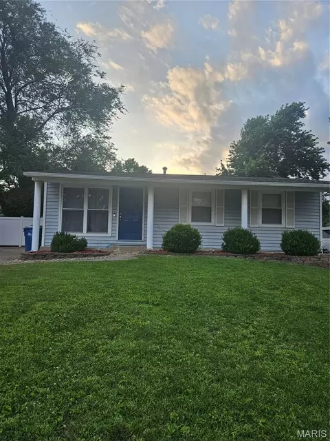 921 Gustane Dr, Saint Charles, MO 63301