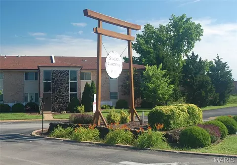 10174 Sakura Dr, Saint Louis, MO 63128