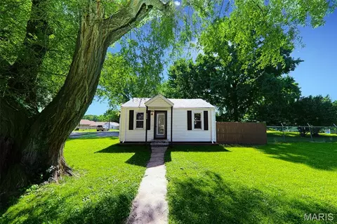 300 Pennsylvania Ave, South Roxana, IL 62087