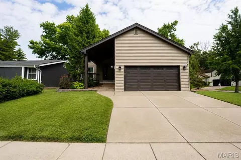 1552 Meadowside Dr, Saint Louis, MO 63146