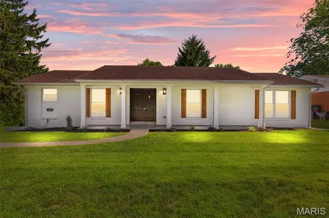104 Primrose Ln, Fairview Heights, IL 62208