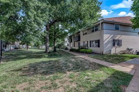 128 Shadalane Unit Apt A Walk, Ballwin, MO 63011