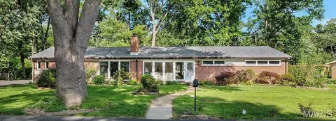 416 Tanglewood Dr, Ladue, MO 63124