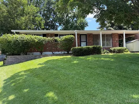 3006 Rodapa Dr, Mehlville, MO 63125