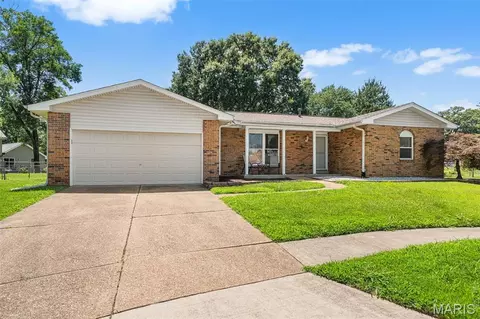 5863 Stonehorse Ct, Saint Louis, MO 63129