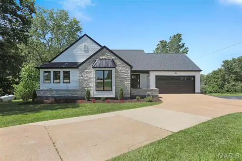 263 Old Highway 100, Villa Ridge, MO 63089