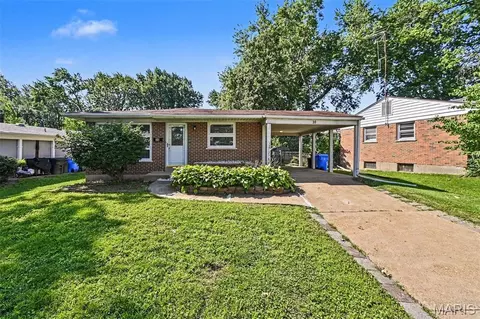 30 Saint Edward Ln, Florissant, MO 63033
