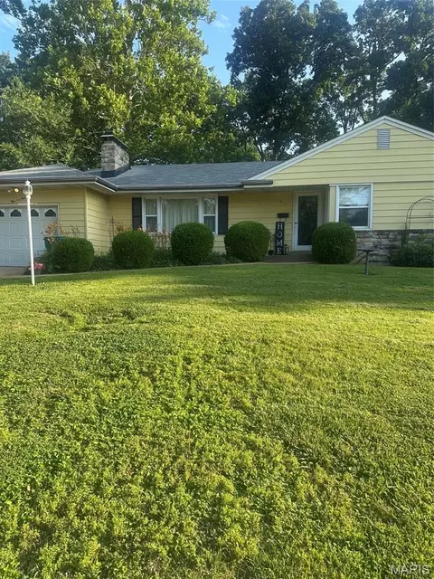 439 Fieldcrest Dr, Webster Groves, MO 63119