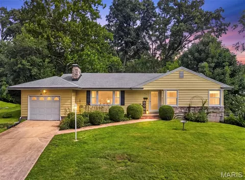 439 Fieldcrest Dr, Webster Groves, MO 63119