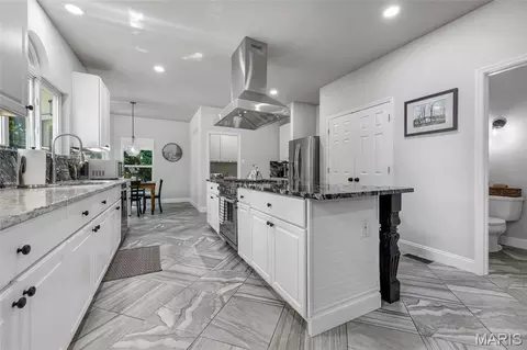 Kitchen - 724 Oaksdale Summit Ct, Wildwood, MO 63011 photo 2 of 8