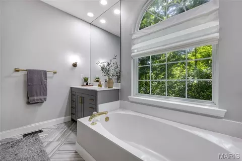Bath - 724 Oaksdale Summit Ct, Wildwood, MO 63011 photo 3 of 9