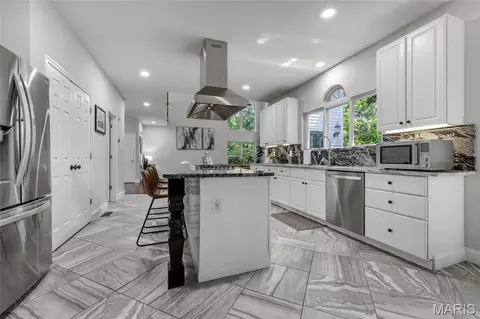Kitchen - 724 Oaksdale Summit Ct, Wildwood, MO 63011 photo 5 of 8