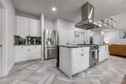 Kitchen - 724 Oaksdale Summit Ct, Wildwood, MO 63011 photo 6 of 8