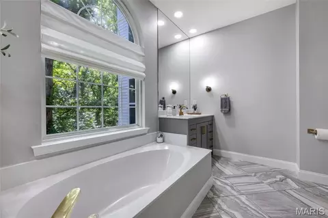 Bath - 724 Oaksdale Summit Ct, Wildwood, MO 63011 photo 4 of 9